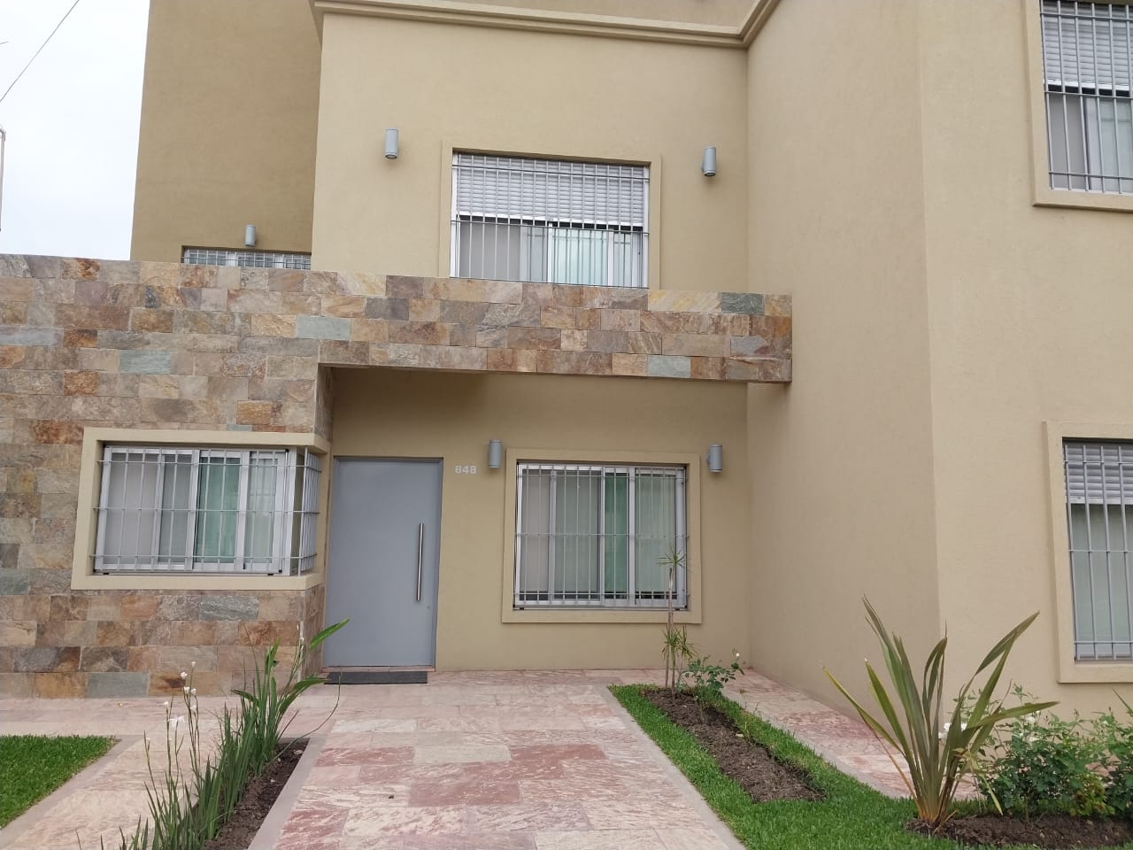 Edificio de Residencia Weizman de día, con jardín